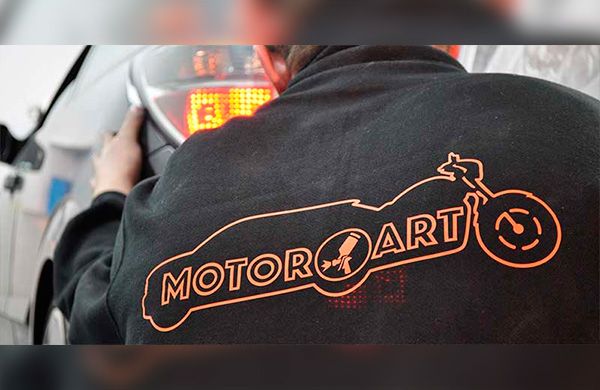 Motoart hombre con uniforme